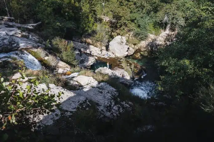 Exploration des cascades cachées de l'Hérault Une aventure incontournable