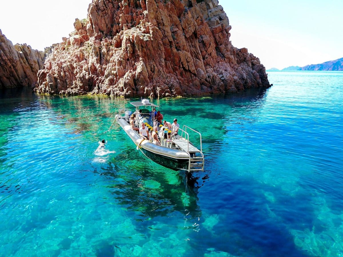Les raisons de faire une excursion en bateau dans les calanques de piana