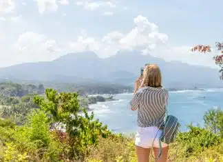 une touriste prenant une photo