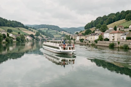 Bateau de croisière fluviale naviguant sur la Saône en France avec villages au bord de l'eau