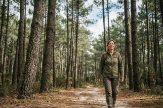 Femme se promenant parmi les pins dans les Landes
