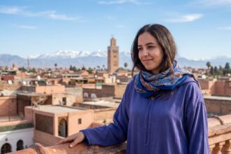 Jeune femme marocaine en djellaba sur un toit de Marrakech