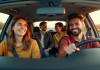 Groupe de jeunes partageant une voiture en carpooling joyeux
