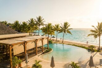 Hôtel tropical avec piscine et accès à la plage