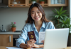 Visa touriste : Comment obtenir ce document indispensable pour voyager facilement ? Jeune femme souriante tenant son visa et passeport