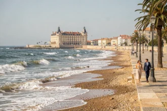 Vue panoramique d'un hôtel en bord de mer sur la côte Nouvelle-Aquitaine avec des vagues atlantiques et une promenade animée