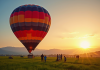 Montgolfière au lever du soleil avec équipage prêt à décoller