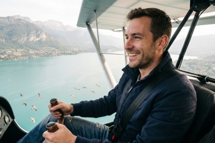 Homme dans un ultralight au-dessus du lac Annecy